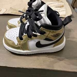 Jordan 1 Mid SE (TD) in Metallic Gold and Black